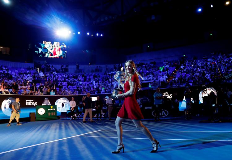 Caroline Wozniacki måtte bære trofæet ind, da hun torsdag deltog i lodtrækningsceremonien ved Australian Open i Melbourne.
   
   Foto: Kim Kyung-hoon/Ritzau Scanpix