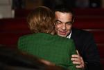 Der var store knus mellem de to gamle dødsfjender Angela Merkel og Alexis Tsipras, da han modtog hende i Athen. Foto: Aris Messinis/Ritzau Scanpix