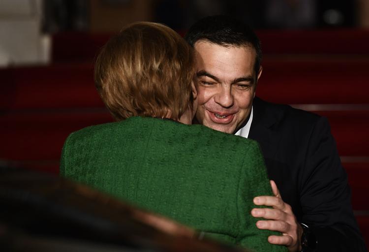 Der var store knus mellem de to gamle dødsfjender Angela Merkel og Alexis Tsipras, da han modtog hende i Athen. Foto: Aris Messinis/Ritzau Scanpix
