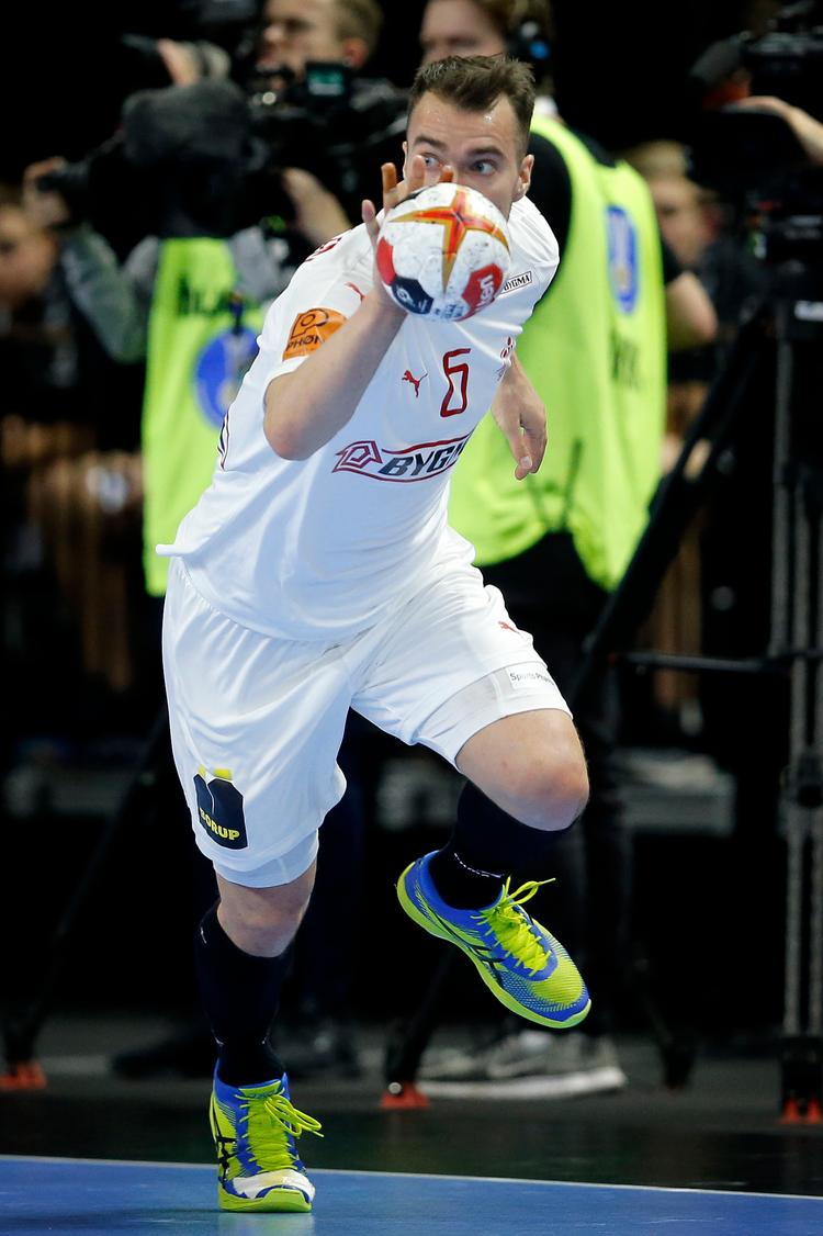 Casper U. Mortensen var flyvende foran kronprins Frederik i Royal Arena og ses her på vej mod en af sine otte scoringer mod Chile. Mortensen blev kampens topscorer. Foto: Jens Dresling/POLFOTO