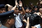 Journalist Kyaw Soe Oo eskorteres af politiket 3. september sidste år, efter han er blevet idømt en fængselsstraf på syv års fængsel. Han var sammen med en anden journalist, Wa Lone, i gang med at afdække et drab på ti mænd fra Myanmars rohingya-mindretal i Rakhine-delstaten, da de blev anholdt.   Foto: Ye Aung Thu/Ritzau Scanpix