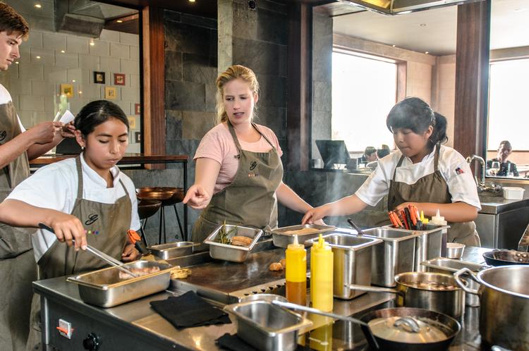 Kamilla Seidler har arbejdet på toprestauranter verden over. Mest kendt blev hun for Gustu, Sydamerikas bedste restaurant, i La Paz i Bolivia. Ud over at være en gourmetrestaurant i 3.600 meters højde var det også et socialt projekt, der skulle give fattige bolivianere en kokkeuddannelse.  Foto: Luis Fernandez