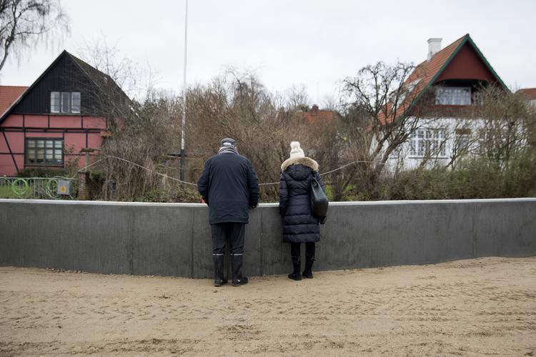 I Roskilde snor en lav mur sig mellem vandet og boligkvarteret ved havnen. Den beskytter mod vandstande på 2,35 meter over daglig vande. Foto: Finn Frandsen/POLFOTO