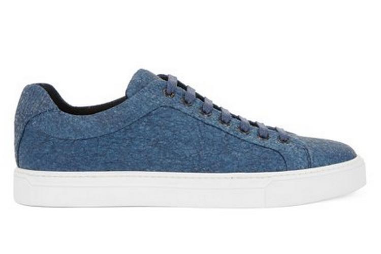 Hugo Boss' nyes sneakers er lavet af tekstilet Pinatex, der stammer fra ananasplanteblade. Skoene er indfarvet med en plantebaseret farve og vil sikkert blive et hit blandt veganere, der ikke gider gå klædt som i vikingetiden.  Foto: Pr-foto
