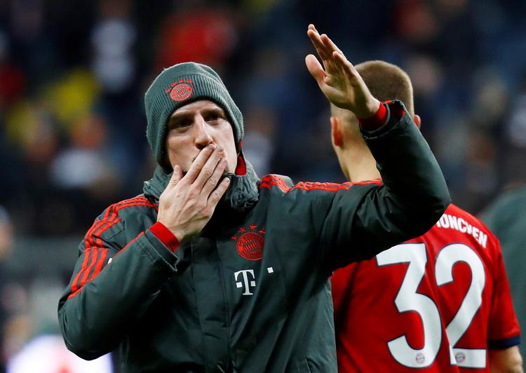 Efter sejren over Eintracht Frankfurt 22. december hilste Franck Ribéry de medrejsende Bayern-fans. 
 
 Foto: Kai Pfaffenbach/Ritzau Scanpix