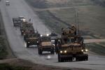En amerikanske militær konvoj i byen Manbij i Syrien. Tilbagetrækningen af amerikanske soldater er nu i gang. Foto: Delil Souleiman/Ritzau Scanpix
