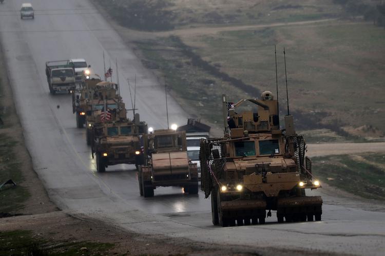 En amerikanske militær konvoj i byen Manbij i Syrien. Tilbagetrækningen af amerikanske soldater er nu i gang. Foto: Delil Souleiman/Ritzau Scanpix
