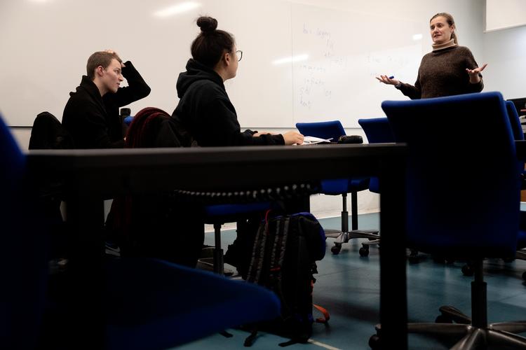 Niels Fulde og Heidy Vu får undervisning af Mette Hess (th.). Det danske sprog skal på plads, for Niels fulde har tænkt sig at tage hele sin bachelor i Danmark.
  Foto: Peter Hove Olesen/POLFOTO