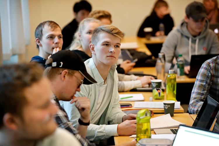 Christoffer Haslev er kommet i tvivl om, hvilken retning han vil gå i på sin kandidatuddannelse.  Tidligere handlede studie- og erhvervstankerne meget om at komme til at tjene penge, men kollegielivet har gjort ham mere bevidst om, hvad der gør ham glad.
   Foto: Jens Dresling/POLFOTO