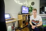 
Christoffer Haslev læser økonomi på Københavns Universitet. Bacheloren er snart i hus, og han ved allerede nu, at de komplekse regnemodeller ikke skal udgøre hovedparten af hans fremtid.  Foto: Mads Nissen/POLFOTO