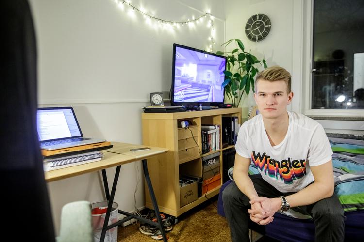 
Christoffer Haslev læser økonomi på Københavns Universitet. Bacheloren er snart i hus, og han ved allerede nu, at de komplekse regnemodeller ikke skal udgøre hovedparten af hans fremtid.  Foto: Mads Nissen/POLFOTO