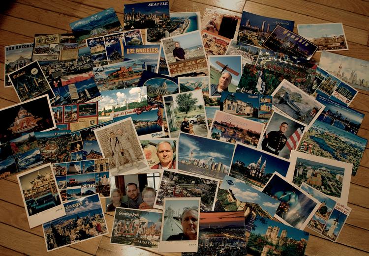 Paul Whelan rejste jorden rundt og sendte postkort til sin søster. Vi har også lagt billeder ind af Whelan i Kina, England, Sydafrika, i hans marineuniform og med familien i USA. Foto: Privatfotos