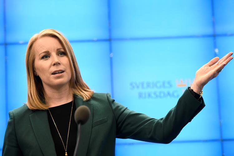 Annie Lööf siger på et pressemøde i Sverige, at hun vil pege på Socialdemokraternas leder, Stefan Löfven, som ny statsminister. Foto: Tt News Agency/Ritzau Scanpix