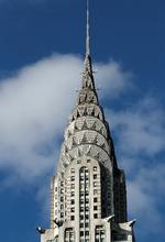 New Yorks mest ikoniske bygning, der førhen husede hovedsædet for bilmærket Chrysler, er nu sat til salg. Hvad sådan en bygning skal koste, ved ingen, men et forsigtigt bud lyder på mellem 7-11 milliarder kroner.  Foto: Mike Segar/Ritzau Scanpix