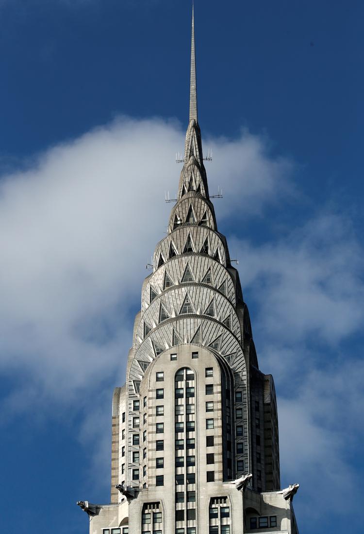 New Yorks mest ikoniske bygning, der førhen husede hovedsædet for bilmærket Chrysler, er nu sat til salg. Hvad sådan en bygning skal koste, ved ingen, men et forsigtigt bud lyder på mellem 7-11 milliarder kroner.  Foto: Mike Segar/Ritzau Scanpix