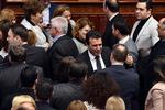 Statsleder Zoran Zaev hilser på parlamentsmedlemmer. Foto: Tomislav Georgiev/Ritzau Scanpix