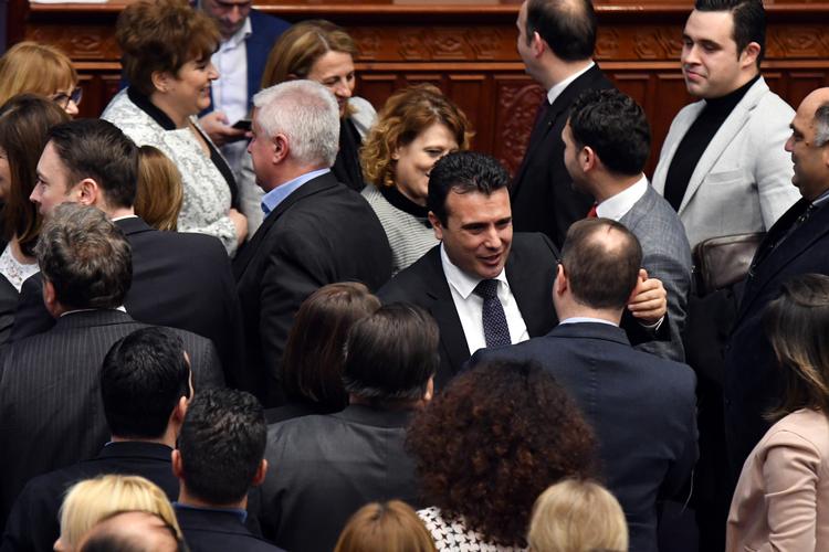 Statsleder Zoran Zaev hilser på parlamentsmedlemmer. Foto: Tomislav Georgiev/Ritzau Scanpix