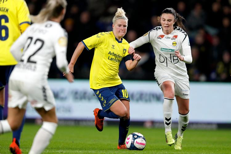 Er fodbold for kvinder et mismatch eller ej? Bettina Heltberg har en mening nu, men måske en anden næste år. 
   Arkivfoto:  Jens Dresling