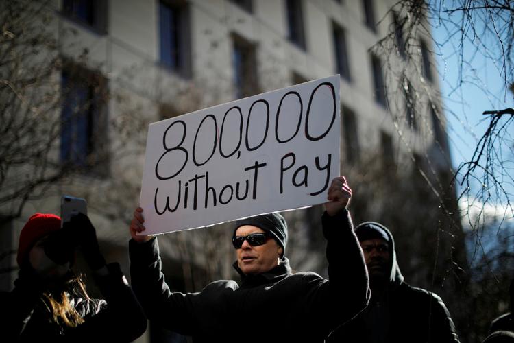 I alt er omkring 800.000 føderalt ansatte ramt af nedlukningen. 350.000 er tvunget på orlov, mens 450.000 arbejder uden løn. Foto: Carlos Barria/Ritzau Scanpix