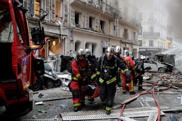 Brandmænd evakuerer en såret person efter eksplosionen.  Foto: Thomas Samson/Ritzau Scanpix