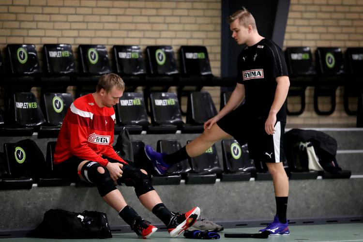 Johan Hansen (th.) sammen med veteranen René Toft Hansen under træningen fredag i Tjørring. 
   Foto: Jens Dresling/POLFOTO