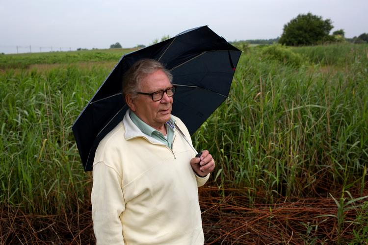 Finn Bro-Rasmussen foran det lille vandløb, hvor han for 60 år siden fandt fisk med bugen i vejret, dræbt af spildevandet fra Cheminova, hvor han på det tidspunkt var ansat. Foto: Per Folkver/POLFOTO