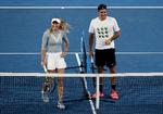 
Under sidste års Kids Day ved Australian Open optrådte Caroline Wozniacki og Roger Federer sammen på Rod Laver Arena, men denne gang spiller de mandag på samme bane hver for sig i singlerækkerne. Foto: Ng Han Guan/AP