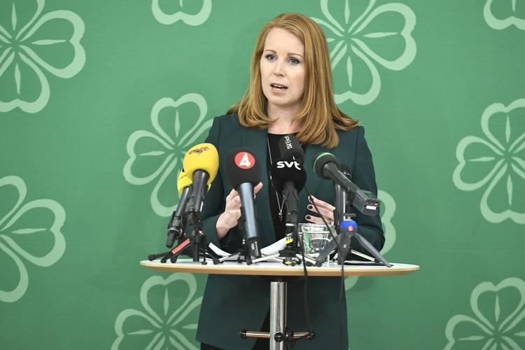 »Et flertal har besluttet at støtte en regering med Stefan Löfven som statsminister«, siger lederen af svenske Centerpartiet, Annie Lööf. Foto: 10090 Claudio Bresciani/tt/Ritzau Scanpix