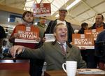 Nigel Farage er indædt forkæmper for Brexit. Han har udsigt til et eftervederlag på i alt 1,3 millioner kroner, når briterne siger farvel til EU 29. marts, hvis han ikke påtager sig andet parlamentarisk arbejde 20 måneder efter brexit. Foto: Martin Rickett/AP