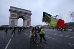 Demonstranter fra bevægelsen De Gule Veste nærmer sig Triumfbuen i Paris, hvor fransk politi senere lørdag måtte benytte tåregas og vandkanoner for at holde styr på de demonstrerende.    Foto: Ludovic Marin/Ritzau Scanpix