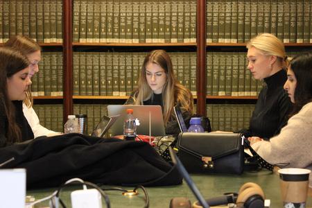 På RUC er der helt andre krav til gruppearbejde  end på KU, fortæller Freja Skjødt der trives klart bedst med at være studerende i fællesskab. Foto: Christian Lindtoft