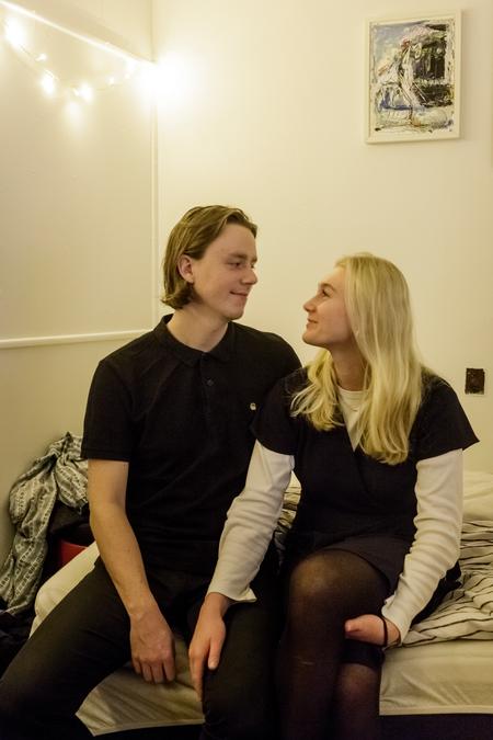 Freja Skjødt bor på kollegium med sin kæreste - det afføder nogle kommentarer fra de andre ind i mellem, men hun er bevidst om, at de ikke bare skal sidder for sig selv.  Foto: Mads Nissen/POLFOTO
