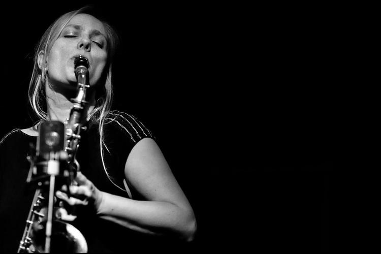 Julie Kjær (foto) er en spændende improvisator med et sprødt, dansende spil, der er blevet kaldt »edgy and thoughtful«. Sammen med Maria Dybbroe spiller hun i Kulturtårnet 10. februar i København K. under Vinterjazz. Foto: Dawid Laskow Foto: Dawid Laskowski