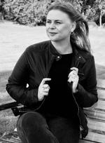Pia Konstantin Berg (f. 1985), er uddannet journalist og debuterede i 2016 med romanen 'Vi var engang'.  Hendes aktuelle roman, der tager udgangspunkt i en nytårsaften år 2000, er mildt sagt ikke nogen stor historie, men når den fungerer, får man lyst til at læse mere. Foto: Lars Borup