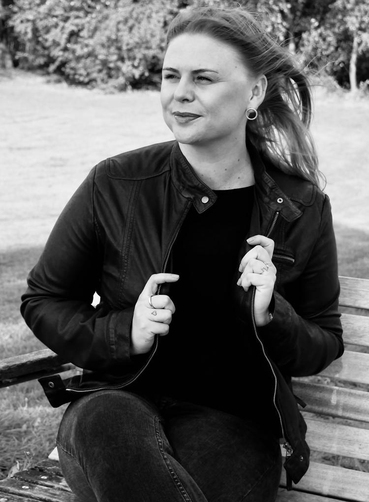 Pia Konstantin Berg (f. 1985), er uddannet journalist og debuterede i 2016 med romanen 'Vi var engang'.  Hendes aktuelle roman, der tager udgangspunkt i en nytårsaften år 2000, er mildt sagt ikke nogen stor historie, men når den fungerer, får man lyst til at læse mere. Foto: Lars Borup