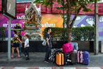 Kineserne kan nu rejse til 74 lande uden at skulle søge om visum. Her står en kinesisk turister med masser af kufferter på gaden i Bangkok.
    
   Foto: Romeo Gacad/Ritzau Scanpix/AFP