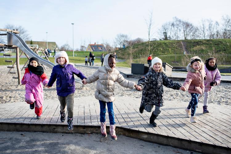 Når det ringer ud til frikvarter på Nordstjerneskolen, leger både seksårige og otteårige gladeligt med hinanden. Det er nemlig vant til, at man sagtens kan gå i klasse sammen, selvom der er tre års forskel. Foto: Maud Lervik/POLFOTO