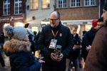 Søndag eftermiddag var den polske borgmester i Gdansk, Pawel Adamowicz, på gaden for at snakke med borgere og samle ind til aftenens velgørenhedsarrangement for børnehospitaler. Få timer senere blev han stukket ned og dræbt.  Foto: Agencja Gazeta/Ritzau Scanpix