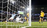 På et oplæg fra Leroy Sané kaster Gabriel Jesus (tv.) sig frem og scorer det første mål mod Wolverhampton. Foto: Carl Recine/Ritzau Scanpix
