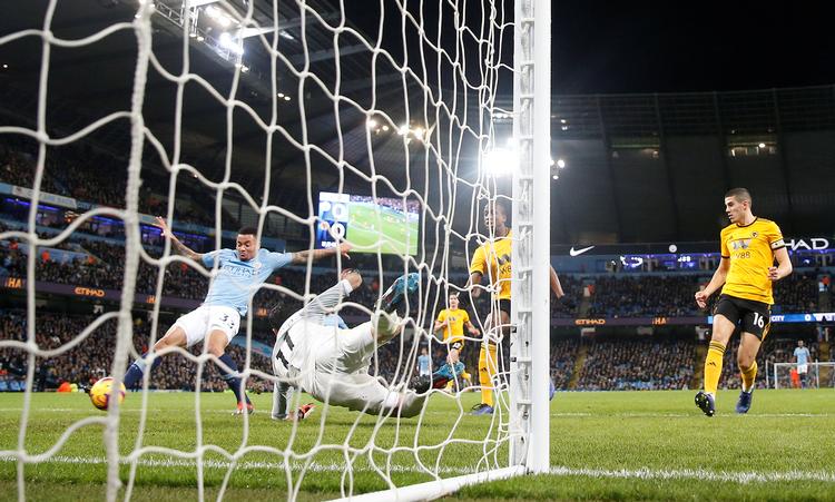 På et oplæg fra Leroy Sané kaster Gabriel Jesus (tv.) sig frem og scorer det første mål mod Wolverhampton. Foto: Carl Recine/Ritzau Scanpix