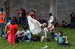 Honduranske migranter samles i byen San Pedro for at begive sig mod USA.  Foto: Orlando Sierra/Ritzau Scanpix
