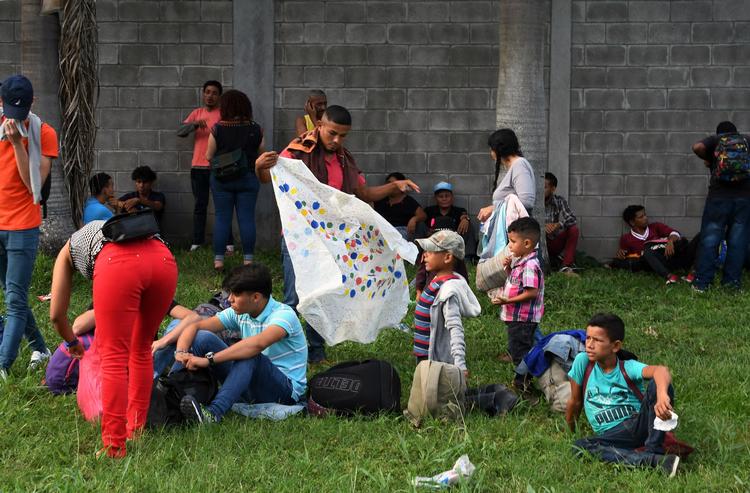 Honduranske migranter samles i byen San Pedro for at begive sig mod USA.  Foto: Orlando Sierra/Ritzau Scanpix