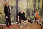 Inge har været til 68 sundhedsfaglige undersøgelser og behandlinger på to år. Hun føler, hun selv skal holde styr på at få sammenhæng imellem de mange forskellige læger, behandlinger og forløb. Hun er et eksempel på, hvordan manglende sammenhæng i sundhedsvæsnet gør det svært at være patient. Her er hun til fysioterapi i Frederiksborghallen. 
   Foto: Miriam Dalsgaard/POLFOTO