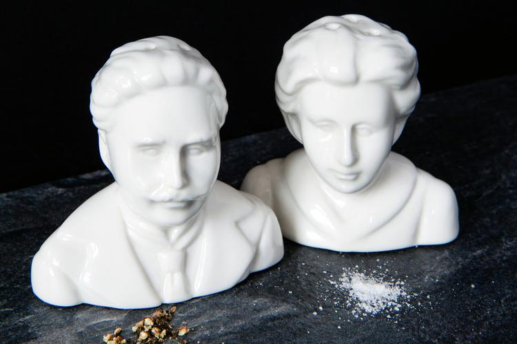Karl Liebknecht og Rosa Luxemburg som peber- og saltbøsse. De er meget populære i shoppen på Märkisches Museum i Berlin.  