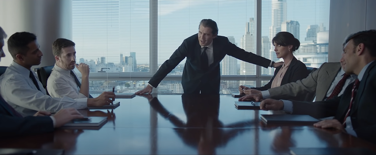 Udover at afbilde vold mellem drenge, sexisme på arbejdsplads, er der i reklamen også klip, hvor mænd opfordrer andre mænd til ikke at råbe efter kvinder på gaden.  Foto: Screendump