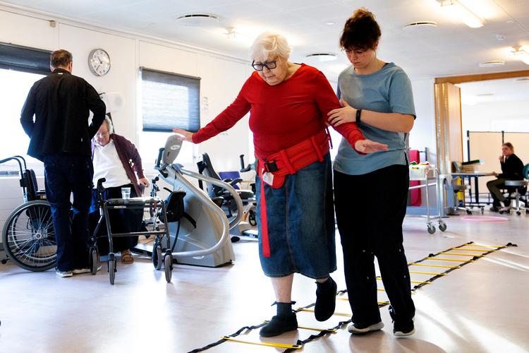 Edel Kristiansen træner sammen med fysioterapeut Rie Ivert Kristensen. Der skal meget genoptræning til efter en blodprop. Foto: Finn Frandsen/POLFOTO