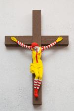 Optøjerne kommer flere måneder efter, at udstillingen med den korsfæstede McDonald-maskot åbnede på Haifa Museum of Art Foto: Jani Leinonen, Mcjesus (2015) Photographer: Vilhelm Sjöström. Courtesy of the artist and Zetterberg Gallery