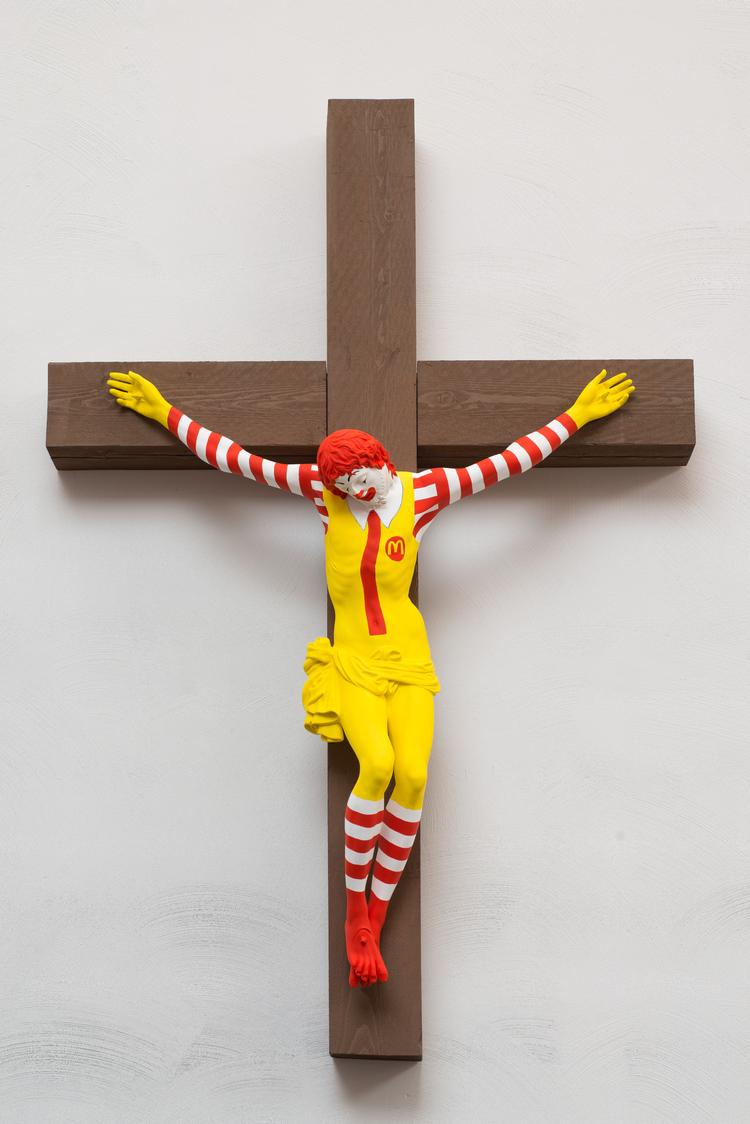 Optøjerne kommer flere måneder efter, at udstillingen med den korsfæstede McDonald-maskot åbnede på Haifa Museum of Art Foto: Jani Leinonen, Mcjesus (2015) Photographer: Vilhelm Sjöström. Courtesy of the artist and Zetterberg Gallery