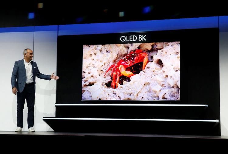  8K-fladskærme som denne 2019-model fra Samsung er på vej ned i pris. Det er dog langt fra sikkert, at det kan betale sig at købe sådan en skærm i år  Foto: Steve Marcus/Reuters