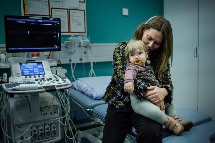 Kort før jul bliver Vigga skannet i ansigtet på Rigshospitalet, fordi hendes karsvulst ser ud til at være blevet større. Der er ikke kommet flere blodkar til. Den medicin, som hun får, er tilsyneladende begyndt at have mindre effekt på sammentrækningen af tumoren.    Foto: Mads Nissen/POLFOTO